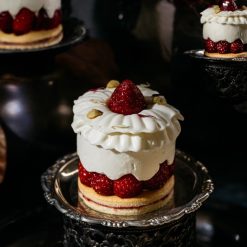 Bánh kem dâu nhiều lớp