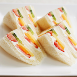 Bánh ngọt tam giác nhân hoa quả